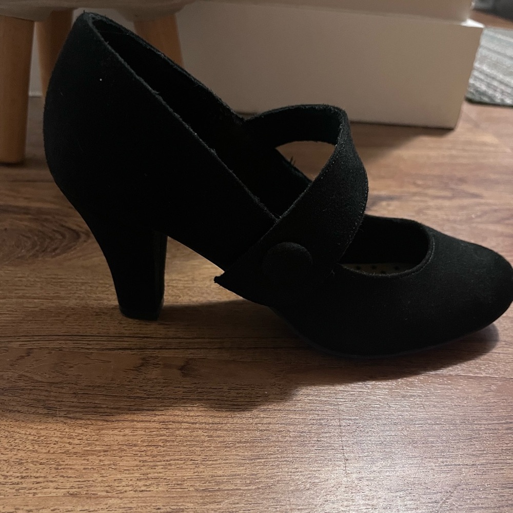 1950s style American Eagle heels. Suede like material. Like new.
